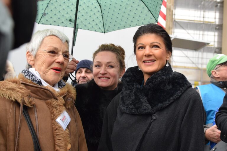 Sahra Wagenknecht, Żaklin Nastić und Gabriele Krone-Schmalz bei der Friedensdemonstration am Brandenburger Tor am 25.11.2023.