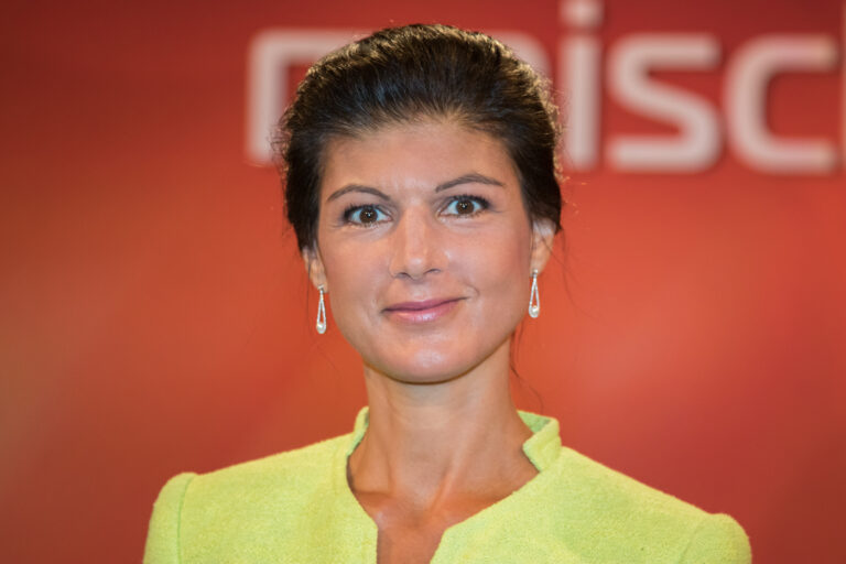 Sahra Wagenknecht spricht gestikulierend in der Fernsehsendung Maischberger im Juli 2017.