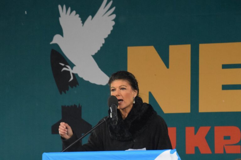 Sahra Wagenknecht spricht am Mikrofon bei der Friedensdemonstration am Brandenburger Tor am 25.11.2023.